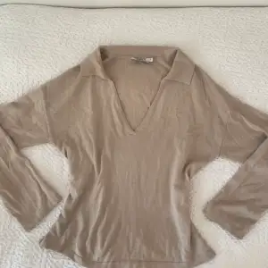 Säljer denna beige tröja från NAKD som är perfekt till hösten! Den är i jättelent ganska tunnt tyg och är i bra skick men har några få små defekter (bild 2), men är inget som syns mycket. Är i storlek S💛