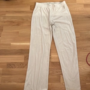 Stlk S - Ett par Gina byxor som inte kommer till användning längre.