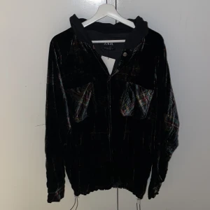 Huvtröja i sammet med knappar   - För stor och orkade inte returnera. Nyskick/Aldrig använd, etikett sitter kvar. Herrmodell men funkar som unisex. 