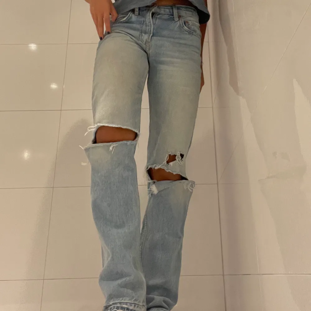 Säljer mina skit snygga jeans med jättw fin hål🥰. Jeans & Byxor.