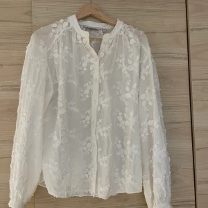 Blus Other Stories  - Vit blus med blommigt mönster från Other Stories 