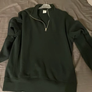 zara halv zip  - säljes pågrund av att jag knappt använder använd ett fåtal gånger bara 