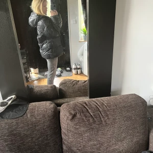 vinterjacka - Säljer nu min glansiga svarta vinterjacka, köpt denna vinter så i toppen skick! säljer pga att den är lite stor på mig och jag hade gärna velat köpa en ny, mindre jacka💕 Kan även byta mot en annan vinterjacka!
