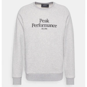 Peak Performance  - En sweatshirt från Peak Performance i jättebra skick då den har använts 1-3 gånger den har tyvärr blivit för liten för mig därför har jag valt att sälja den. Orginal pris: 999kr Mitt pris: 250 kr