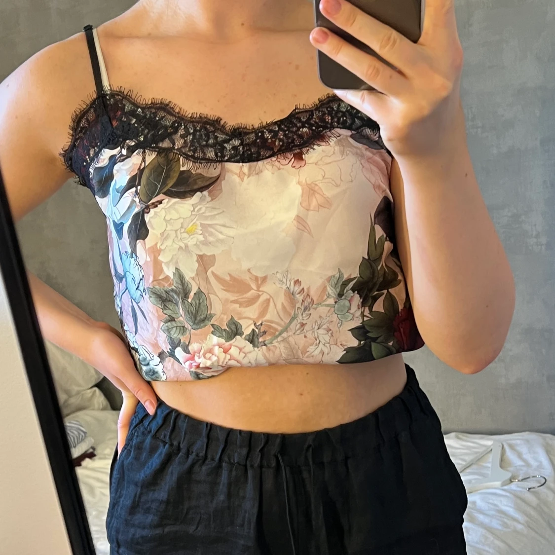 Blommigt linne med spets - 90