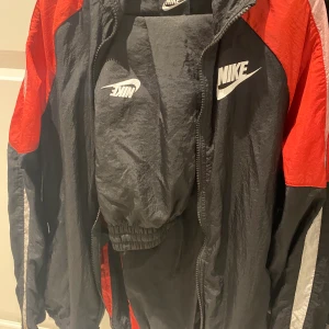 Nike dress ,stk s - Typ aldrig använt och dem bara legat i garderoben,röd och svarta stk s o i bra skick 