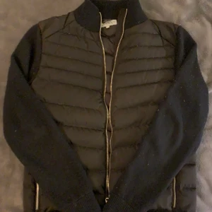 Lagency cardigan - Säljer mina cardigan bra skick bara att den är lite nopprig men inget man lägger märke till storlek M men passar s också 