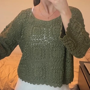 Stickad tröja, Zara - Mörkgrön stickad tröja från Zara. Storlek M men passar mig som brukar har S 🙏🏼💖