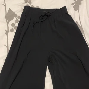 Linnebyxor - Säljer dessa linnebyxor från Gina tricot som jag har köpt för 400kr. Har haft i en vecka för dem var för små! Säljer för 80kr+49kr frakt