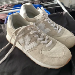 New Balance WL574 - Säljer dessa coola skor som är slutsålda då dom inte kommer till användning längre, använda typ 3 gånger men i bra skick💗 
