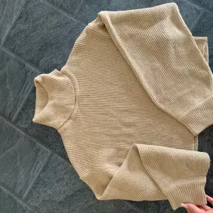 Säljer denna fina stickade tröjan med krage, använd 1 gång. Storlek xs, pris 150 köparen står för frakt