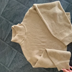 stickat - Säljer denna fina stickade tröjan med krage, använd 1 gång. Storlek xs, pris 150 köparen står för frakt