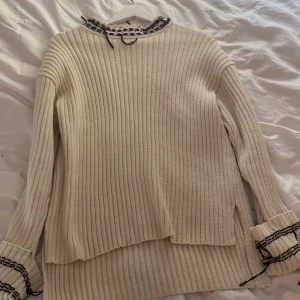 En riktigt hostig tröja  - Väldigt skön tröja att ha på hösten! Sitter väldigt bra och har snittar på kantaterna så det är lite längre där bak!❤️