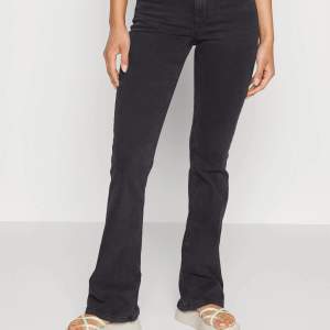 Gråa jeans från zalando helt nya, nypris 420kr men säljer för 300+frakt.