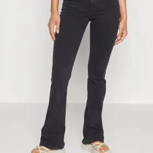 Gråa jeans från zalando helt nya, nypris 420kr men säljer för 300+frakt.