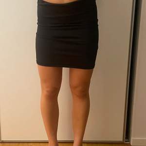 Säljer nu denna snygga svarta kjol från Gina då den inte används. Knappt aldrig använd och i fint skick😍