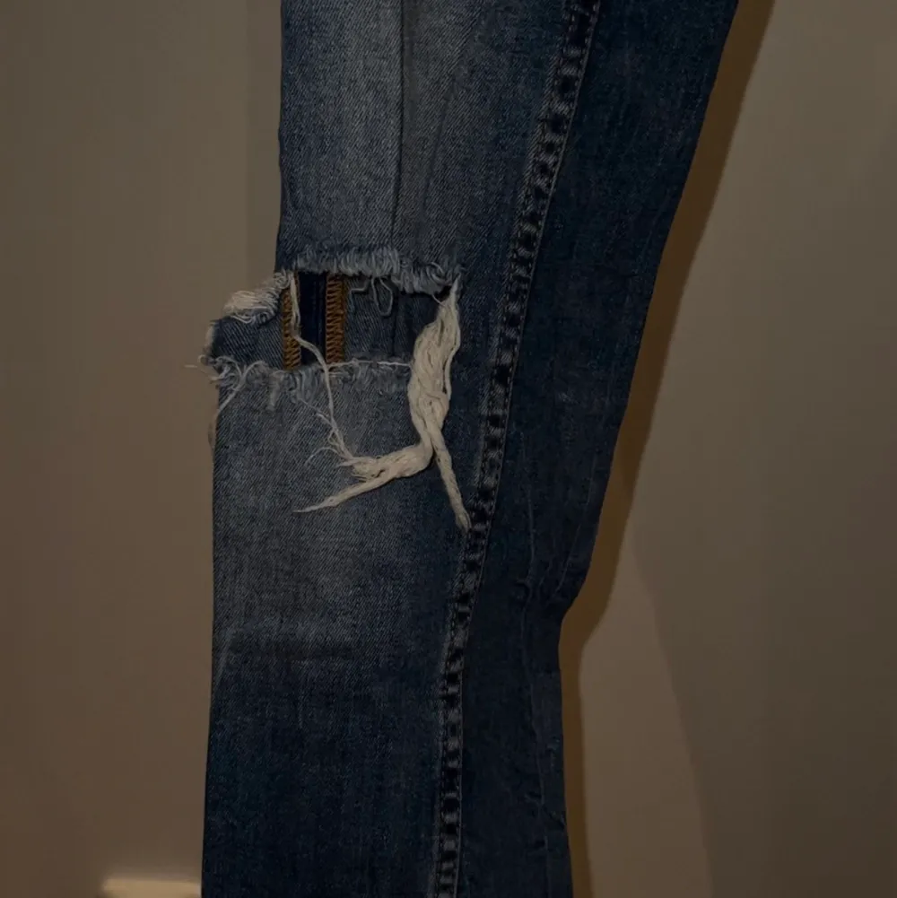 Sköna jeans med hål på båda knäna. Jeans & Byxor.