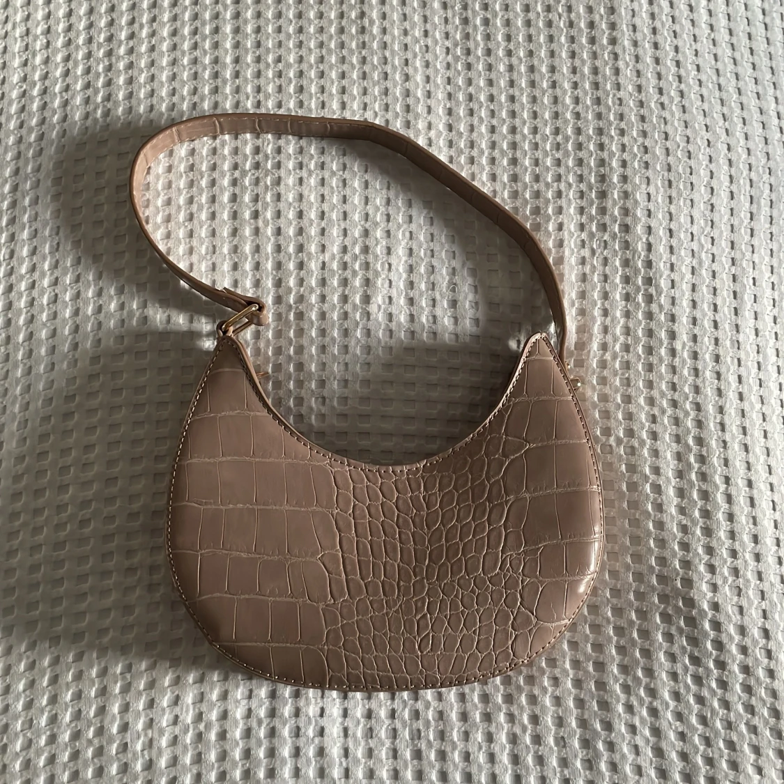 ASOS DESIGN - Gräddvit, krokodilskinnsmönstrad axelväska med lång rem och rundad design