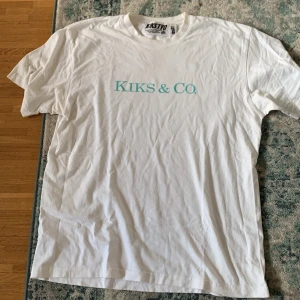 Kicks & co.  - Tee från Japan väldigt rare. Storlek L med nice tryck på bröst och rygg
