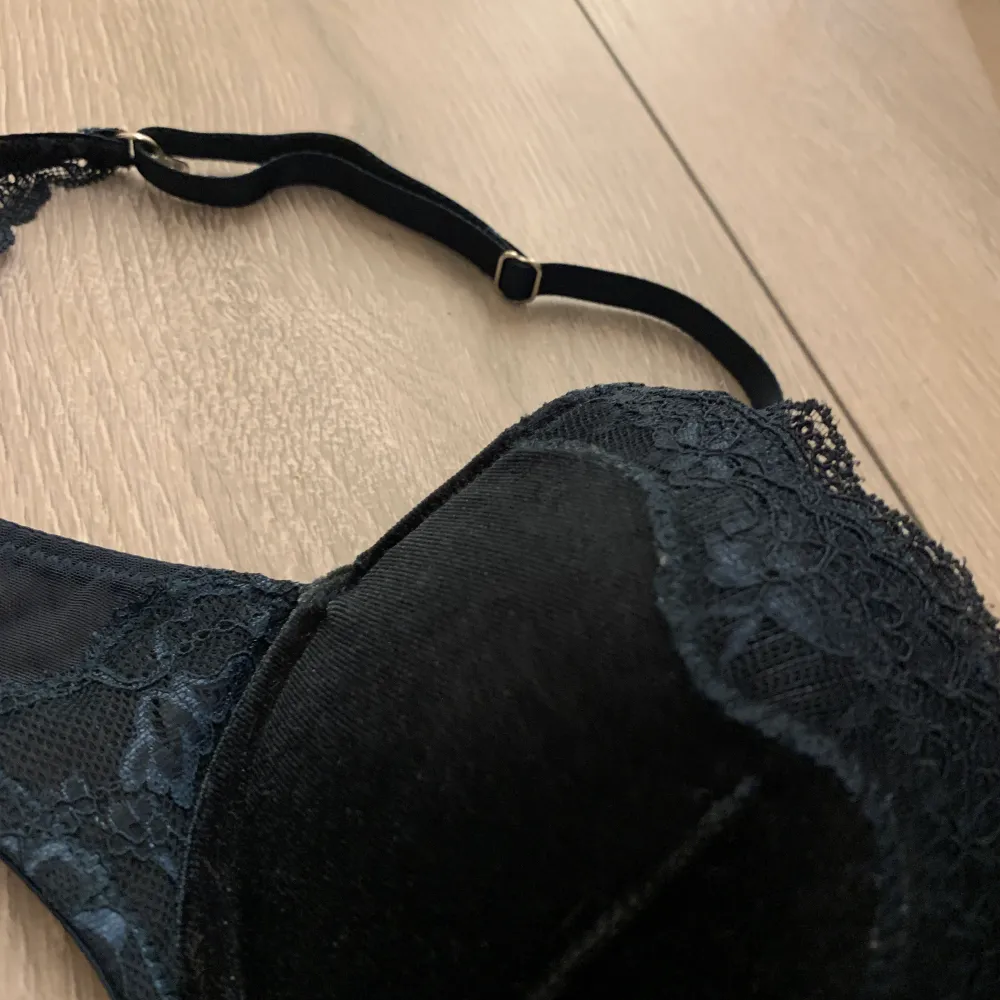 Aldrig använd då den inte passar mig, köpt flera år sen från Hünkemöller. Jätte fin då den är velvet, i färgen mörkgrön/marinblå. Originalpriset låg på 400kr🤍. Muu.