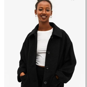 Monki kappa - Säljer denna super fina monki jacka. Fick hem den förra veckan men har hittat en annan kappa jag hellre vill ha. Helt ny!!❤️slut i storlek på hemsidan, nypris 600. Bud är bindande!!!!