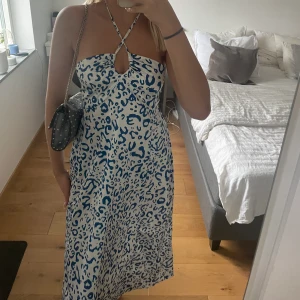 Klänning - En sååå fin klänning som aldrig använts💗 fint och tjockt material