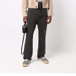 Schyssta Ami jeans med baggy fit och snygg färg! Köpta på nk för 2200kr, säljes för de aldrig får användning