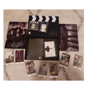 BTS Army 6th Membership Kit - BTS Army 6th membership kit i gott skick, har några skråmor på framsidan. Annars är allt oanvänt, har bara öppnat och tittat igenom. Innehåller endast det som syns på bilderna dvs: notebook, member tickets, pin, korthållare, photobook och poster. 