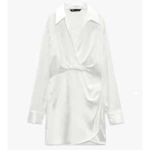 Zara klänning - Super fin och populär klänning från Zara. I storlek S🤍🤍 Endast använd 1 gång, så i nyskick💓 Säljer då den tyvärr inte kommer till användning💕