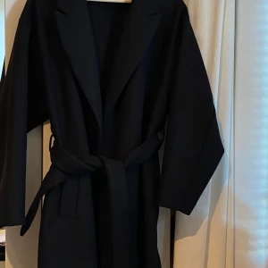 VERO MODA KAPPA  - En NY Vero Moda kappa i utmärkt skick, använt den bara några gånger (beställt från Zalando) älskar den verkligen men den är Tyvär alldeles för stor för mig (jag har verkligen svårt att släppa taget utav den, men nu är det dags) hör av dig vid frågor!