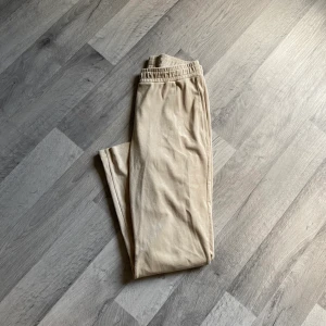 Mjukisbyxor  - Ett par mysiga och snygga mjukisbyxor från Cubus! Strl M! (OBS! Snörena är borttagna)