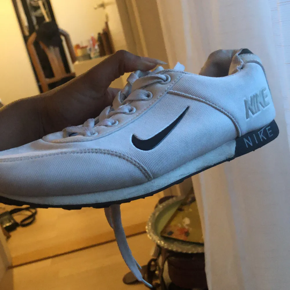 Vita coola enkla nike-sneakers. Söt modell, lite använda, men blir som nya med en tvätt bara!. Skor.