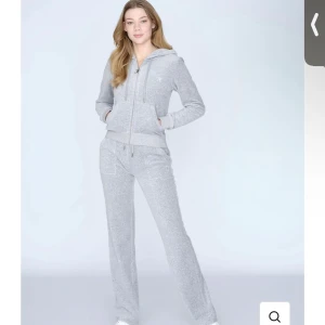 Juicy couture set - Säljer mitt superfina mjukisset då jag själv börjat tröttna på det. Super bra skick utan hål eller fläckar, både tröjan och byxorna är i storlek xs. Nypris tillsammans är 2300kr mitt pris 1500kr. Bara att skriva om du har några funderingar💓