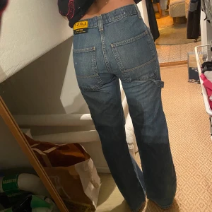 Straight leg jeans - Skit fina. Men använder ej. Köpte second hand. 100kr+ frakt. Jätte bra skick. Barnstolen 152, passar mig som har typ 34 o jeans. Men skriv om ni vill ha midjemått, frågor eller fler bilder❤️