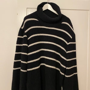 Randig stickad polotröja från Lindex. Over sized. - Säljer min jätte fina polo tröja från Lindex! Den är väldit lite andvänd o köpte den för typ 1 år sedan. Slutsåld!