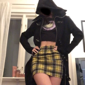 Kappa - Väldigt lång Matrix liknande kappa med många detaljer. Nästan aldrig använd och från necessary evil. Skicket är väldigt bra. inköpspris kring 800kr 