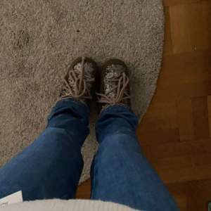 Säljer dessa så fina raka lågmidjade jeans från pepe jeans❤️ sjukt fina nypris 1000kr❤️ passar mig med 34❤️och lite för långa på lisse som är ca 170❤️