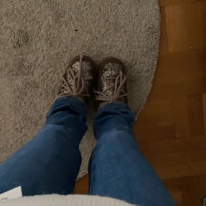 Lågmidjade jeans  - Säljer dessa så fina raka lågmidjade jeans från pepe jeans❤️ sjukt fina nypris 1000kr❤️ passar mig med 34❤️och lite för långa på lisse som är ca 170❤️