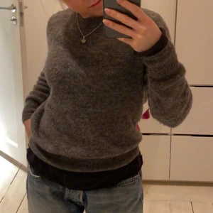 Stickad tröja H&M - Stickad tröja från H&M 💗 skriv för fler bilder 🖤 möts upp på Östermalm eller fraktar! 
