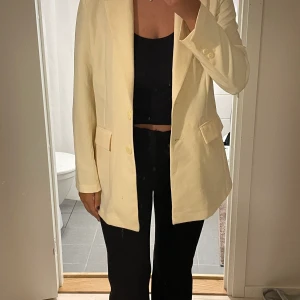Gul blazer - Säljer då den tyvärr inte kommer till användning. I nyskick! 