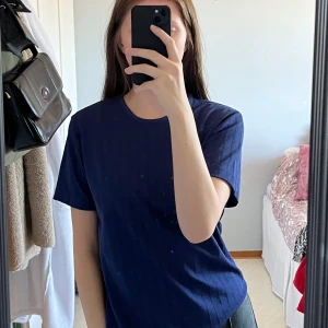 Blå T-shirt  - Blå T-shirt som jag köpt second hand, aldrig använd efter det, i bra skick. Står ingen storlek men skulle säga S-M, 95% Polyester 5% Elastan 