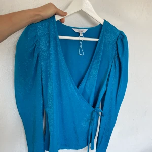 & Other Storfors blus  - Säljer denna sjukt snygga, helt nya blus från & other stories. Den är blå/turkos och storlek 34. Sjukt snygg passform.  200 kr (helt ny!). 