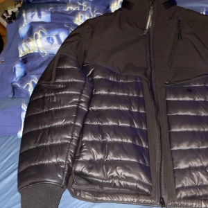 Cp company jacka  - Hej säljer denna jacka som är använd seriöst i mindre än 1 månad är i exakt samma skick som jag köpte den för den har en jätte cool utdragbar luva som stoppar allt regn jackan tål regn underbart och har masssor med fickor överallt köpt för 4500 på NK.