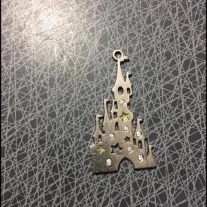 Disneyslottet - Hängsmycke från Disney i form av Disney-slottet. 