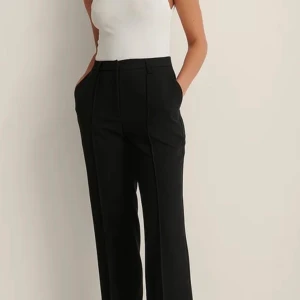 Kostymbyxor NA-KD  - Säljer mina sprillans nya kostymbyxor då dom ej passar mig! Jätte fina med slits längst ner! Köpte nyligen för 539 o säljer för 400💘