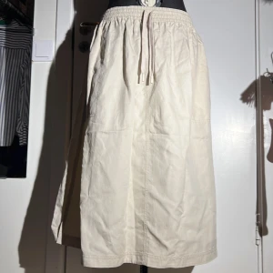 Lacoste kjol! - Äkta lacoste kjol! Den är i perfekt skick och har knappt blivit använd:) Den faller till mitten av vaderna och har fickor!❤️