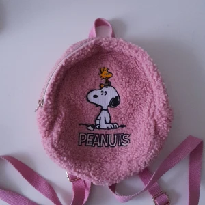 Väska  - En lurvig rosa väska med Snobben på