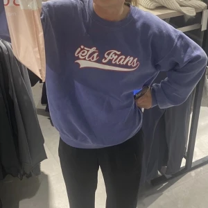 Tröja från iets Frans  - Jätte fin tröja från iets Frans. Använder inte, sitter som en stor S/M. Är en herr modell.  Pris kan diskuteras 