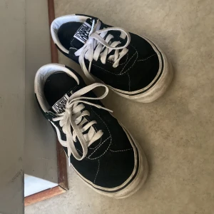 Vans skor - Dom är i fint skick och hela, dock behöver sulan tvättas (det vita) 
