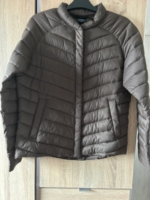 Brun lättvikts jacka  - Snygg brun lättvikts jacka från Everest. Ny 